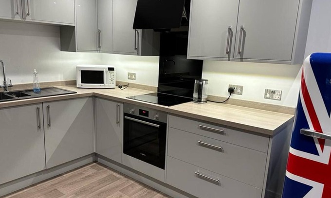 Wooburn Moor Cottage | Quaint One-Bedroom Cottage in Serene Hedsor