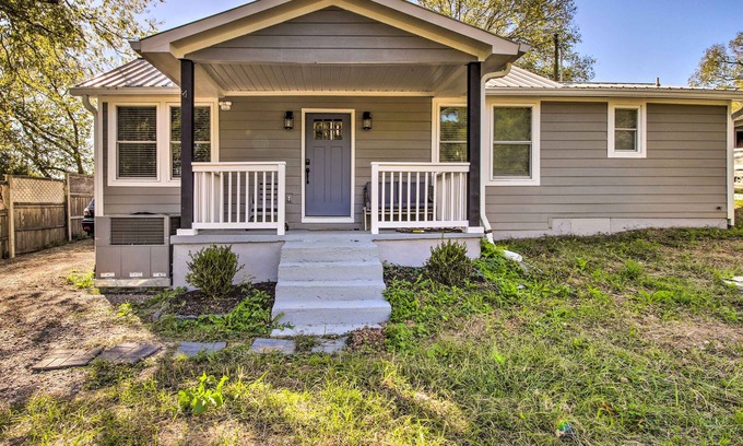 Leipers Fork House | Quaint, private stay with a large yard, balcony, grill, washer/dryer, and AC