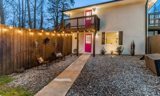 Scottdale Apartment | Quaint Quarters | * From 1 to 10 Guests *