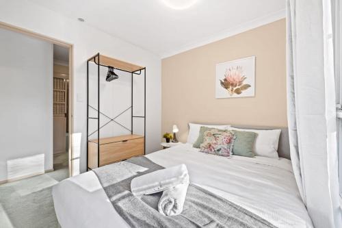 Pymble House | Quaint Queen Room in Pymble - Private Spot - Shared Bathroom