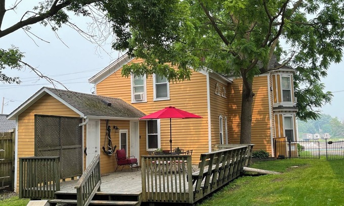 Port Colborne Cottage | Quaint rear guest suite along the canal and close to Niagara Falls and wineries.