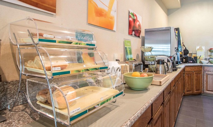 East Troy Hotel | Quality Inn & Suites East Troy I-43