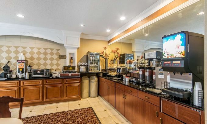 Haubstadt Hotel | Quality Inn & Suites Evansville North