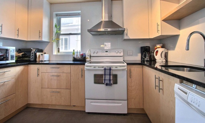 Montcalm House | Quebec City Downtown 2BR 2.5BA 1350sf with 4 free parkings