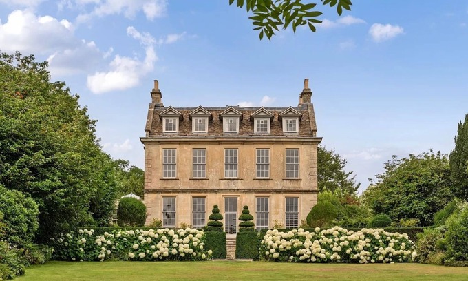 Bathampton House | Queen Anne period home near Bath