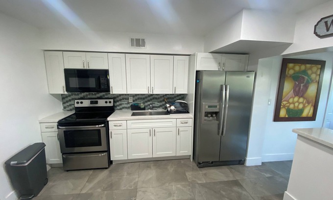 Hialeah House | Queen bed, shared restroom