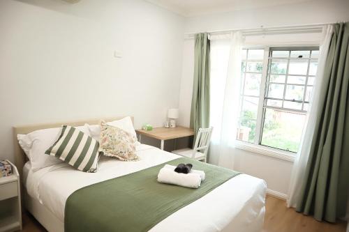 Auburn House | Queen room with shared bathroom