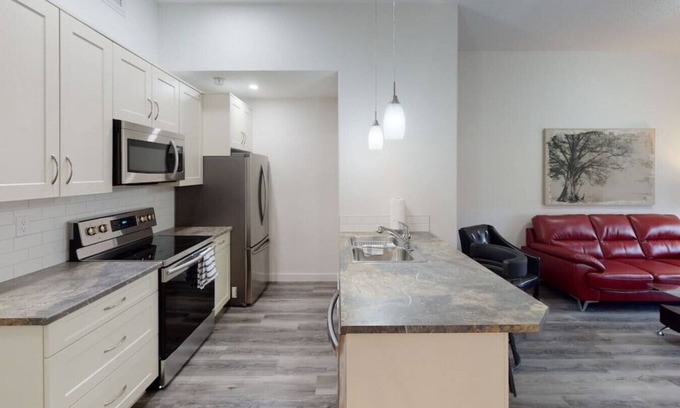 Hinton Apartment | Queen Suite at Creekstone