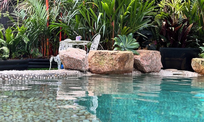 Whitfield Apartment | Queenslander apartment with plenty of space and very tropical.Sleeps six people.