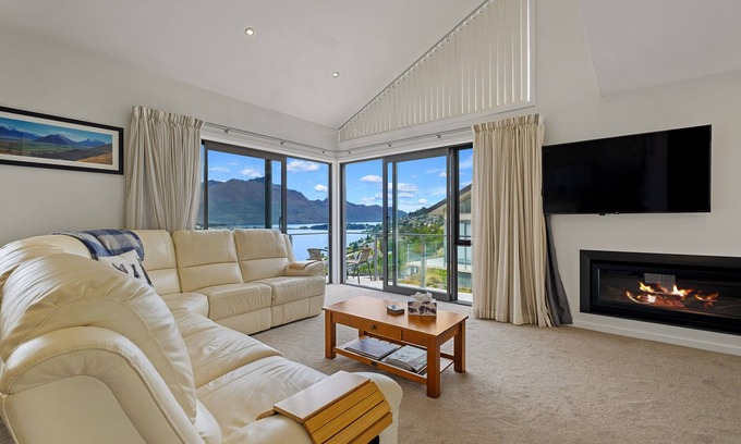 Frankton Cottage | Queenstown Lake Views - Upstairs Apartment