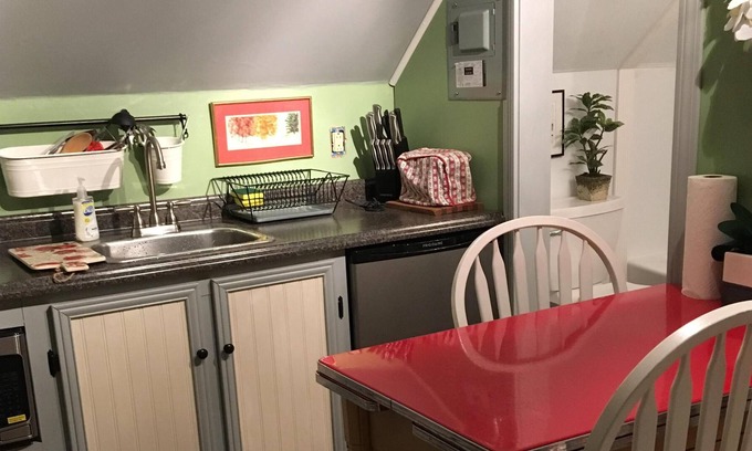 Rockland Apartment | Quiet 2nd floor singles apt. with separate entrance. Walk downtown