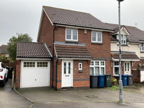 Bingham House | Quiet 3 bed semi with off street parking