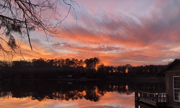 East Dublin House | Quiet 3 Bedroom Lakefront Home on Ben Hall Lake - 15 Minutes to Dublin