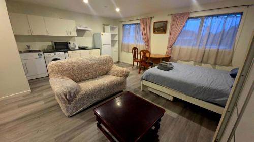 The Gardens Apartment | Quiet 40m Studio - Kitchen, Washer, AC, Work Desk
