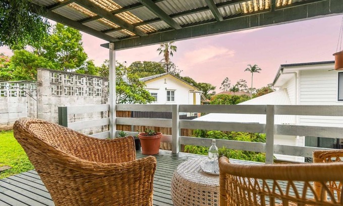 Yeronga House | Quiet 4BR haven home with green surroundings
