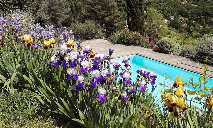 Le Bar-sur-Loup Villa | Quiet 6-person family home with swimming pool