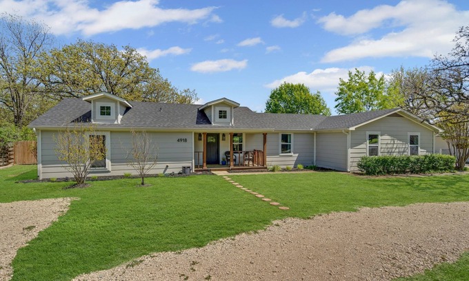 Denton House | Quiet and Convenient in Denton! 2650 sq ft home, 5 bed, 4 bath on 1 acre!