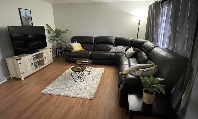 Old Brooklyn House | Quiet and Cozy home near HOSPITALS!