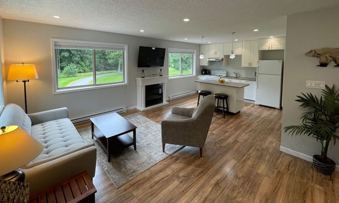 Comox Apartment | Quiet and Private Comox 1 bedroom with separate office
