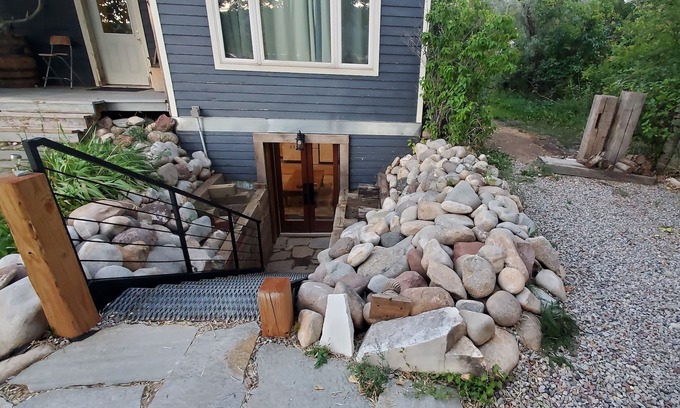 Carbondale Apartment | Quiet basement apartment 5 min from downtown Carbondale.