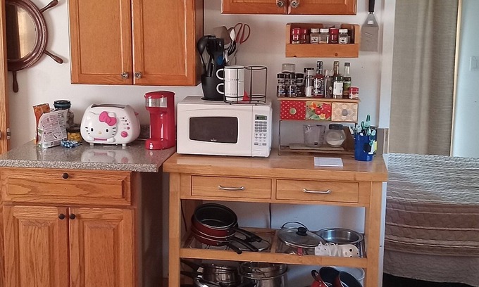 Mastic Beach House | Quiet Bayside cottage. 10 minutes to beach, 15 minutes to shopping.