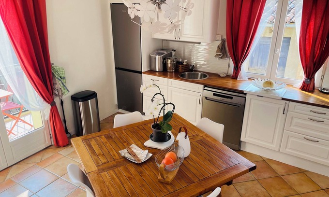 Callas House | Quiet bed and breakfast with sea and mountain views in a 14th-century village