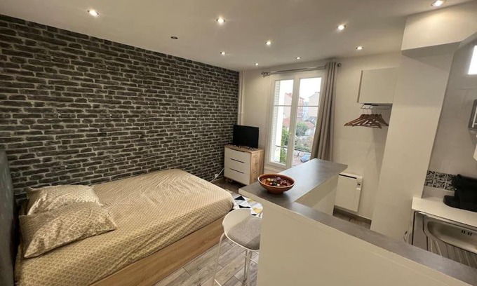 Bondy Apartment | Quiet & bright studio 15min away from Paris