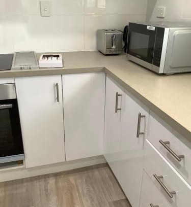 Moranbah Apartment | Quiet, Cool & Modern 3BR