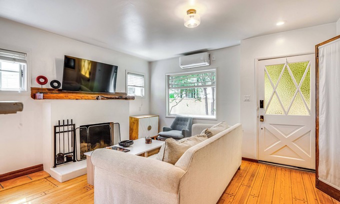 Venice Cottage | Quiet Cottage < 1 Mi to Venice Beach & Boardwalk!
