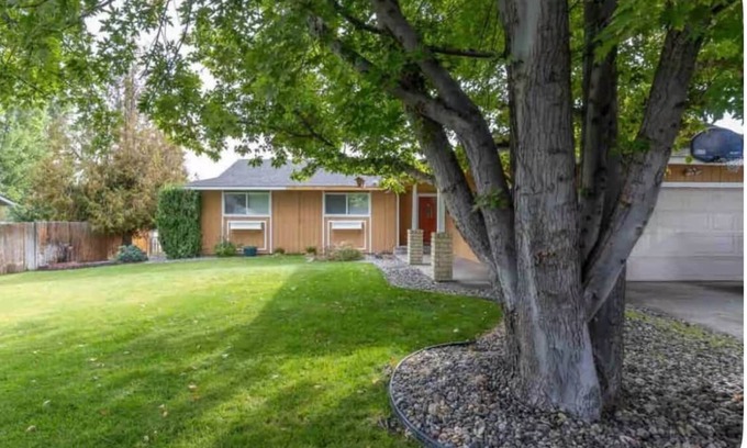 South Richland House | Quiet & Cozy South Richland Home