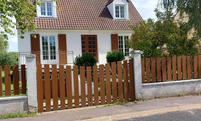 Milly-la-Foret House | Quiet detached house with large garden 10 minutes from Milly La Forêt's covered market