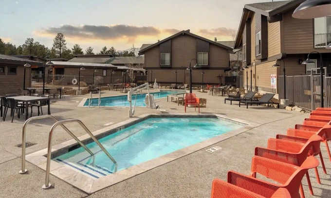 Mammoth Lakes Hotel | Quiet Escape Near Lakes, Ideal Base for Hiking & Skiing at Mammoth Mountain