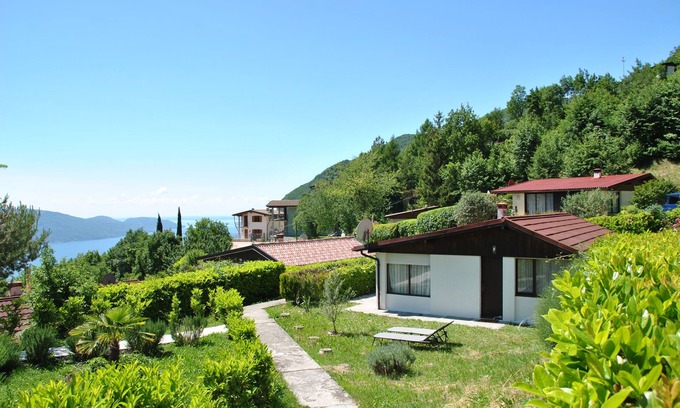 Aer House | Quiet, family-friendly holiday home in a holiday complex with pool and lake view