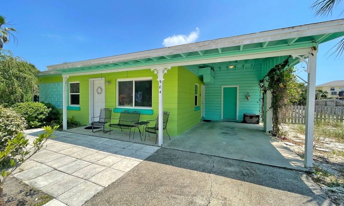 Pensacola Beach House | Quiet Florida-style Cottage w/Modern Conveniences. Doggies Welcome