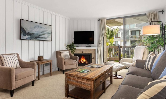 Townsite Condo | Quiet Garden View Unit in Oceanside Beachfront - NEW APPLIANCES, AC in Bedroom