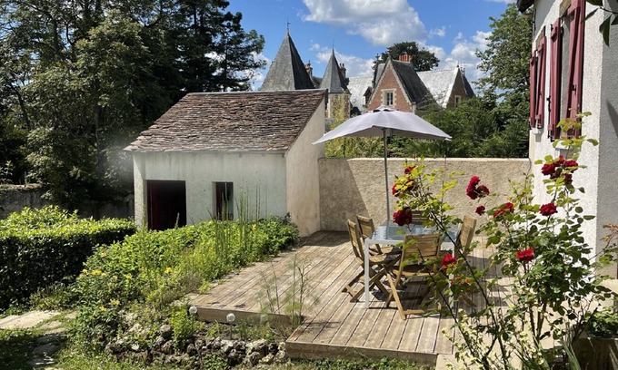Amboise Cottage | Quiet gîte, close to town center, with beautiful garden facing Clos Lucé!