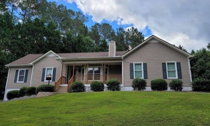 Newnan House | Quiet Lake Community with enclosed Lanai/sleeps 6