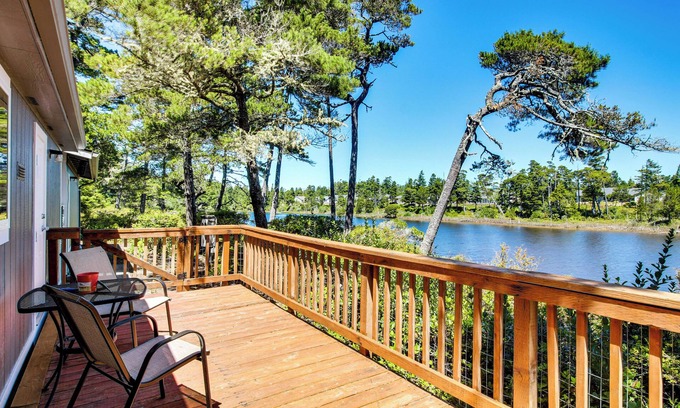 Florence Cottage | Quiet Lakefront Retreat < 2 Mi to Heceta Beach!