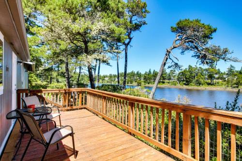 Florence House | Quiet Lakefront Retreat Less Than 2 Mi to Heceta Beach!