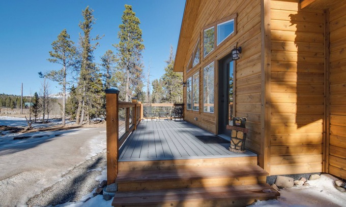 Fairplay Cottage | Quiet Mtn Cabin w/Deck < 5 Mi to Fairplay Beach!