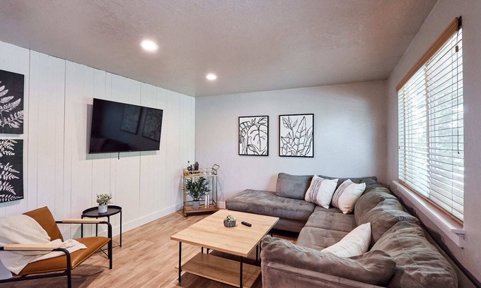 Franklin - Randolph House | Quiet Neighborhood, Near Grocery Stores & More! Easy Check In, 5 Min To Airport!