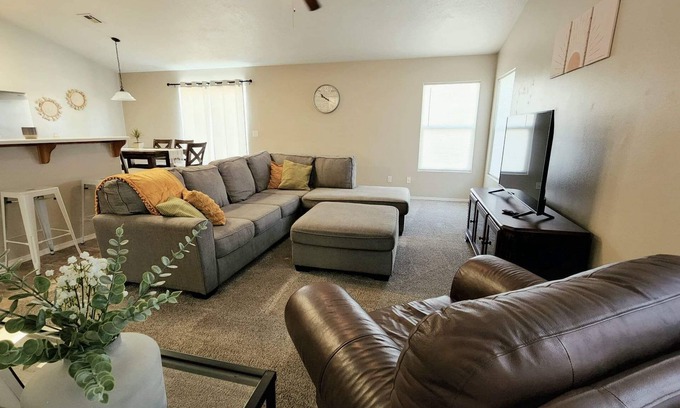 Mohave County House | Quiet neighborhood, spacious home, near many activities.