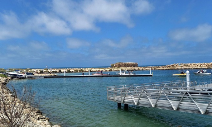Two Rocks House | Quiet, Pet-Friendly Beach Retreat - 2 Minutes walk to the Beach.