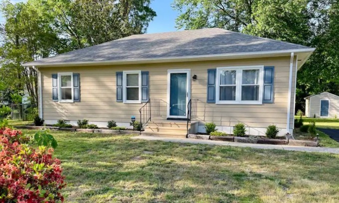 Petersburg House | Quiet relaxing stay in a trendy 3 bedroom home.