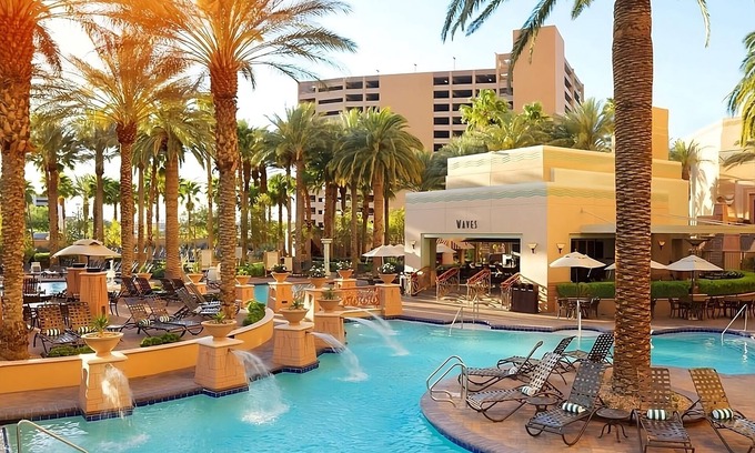Las Vegas Hotel | Quiet Retreat in the Heart of Vegas | Room w/Kitchenette | Outdoor Pool