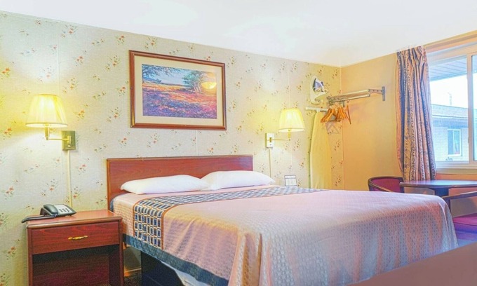 Bay City Hotel | Quiet Retreat Near Downtown Bay City – Comfortable Room + Free Parking