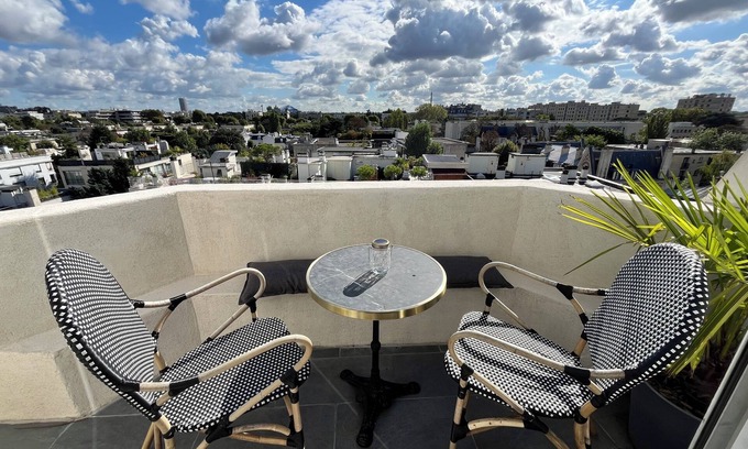 Neuilly-sur-Seine Apartment | Quiet, sunny apartment with exceptional view of Paris - sleeps 4
