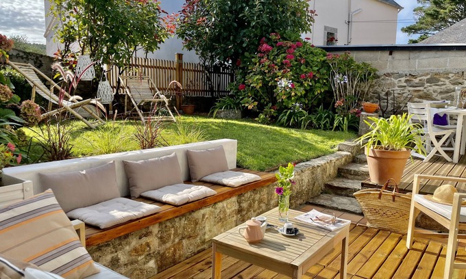 Treboul House | Quiet vacation home with enclosed garden 200m from Tréboul beaches.