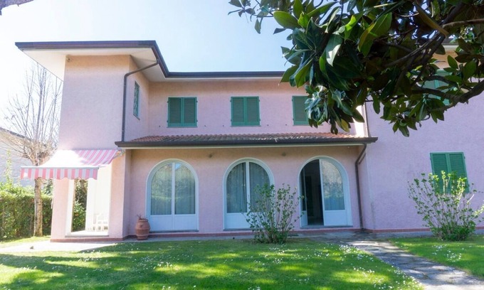 Forte dei Marmi Villa | Quiet Villa 5 min from the sea - sleeps up to 11 - Air conditioning