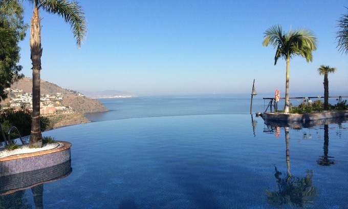 Velilla-Taramay House | Quiet villa for up to 4 people, swimming pool open all year round.